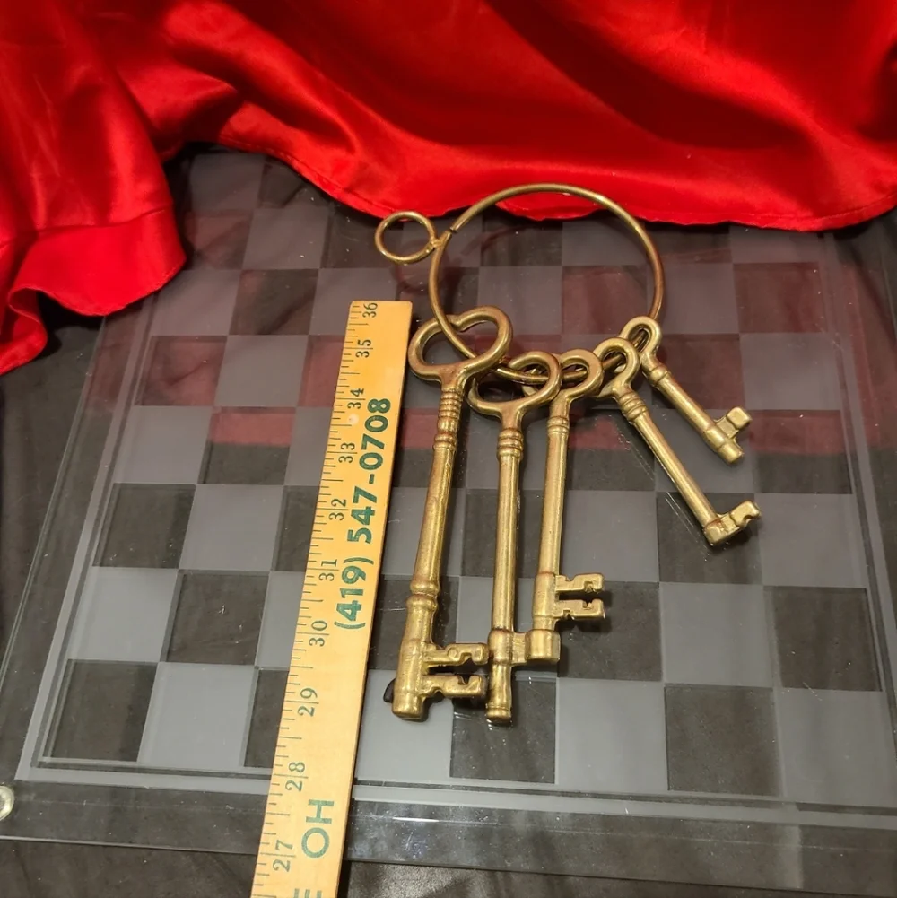 Gold Keys With Ring Decor - Picture 2 of 4